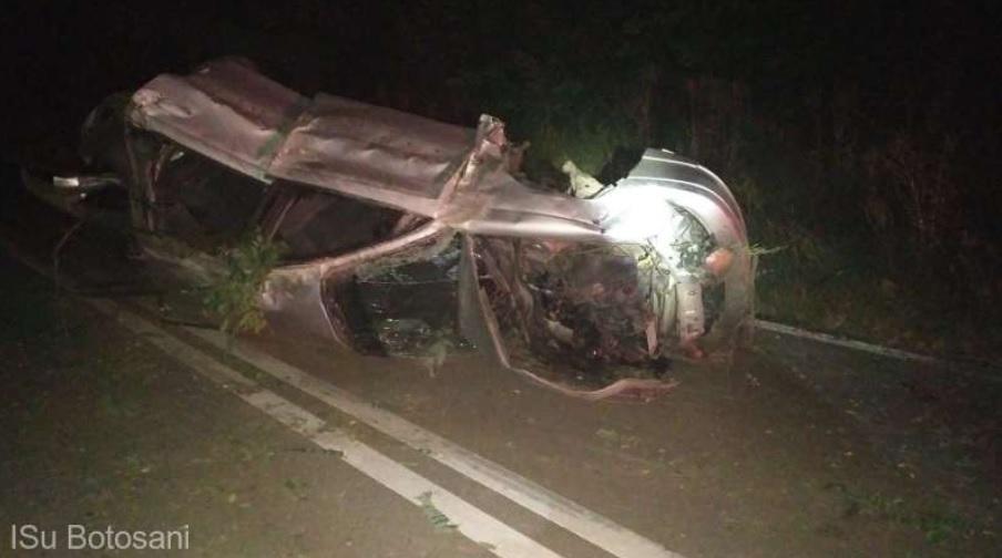 Accident teribil la Botoșani. Doi tineri se află &icirc;n stare critică după ce s-au răsturnat cu mașina &icirc;ntr-o curbă