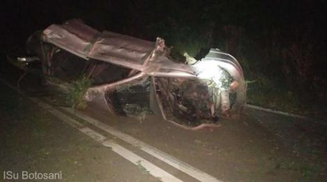 Accident teribil la Botoșani. Doi tineri se află în stare critică după ce s-au răsturnat cu mașina într-o curbă