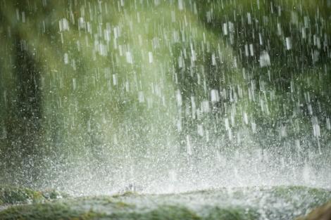 Ploi torențiale, vijelii și grindină, în mai multe regiuni din țară. Care sunt zonele în care a fost emis Cod portocaliu de vreme rea