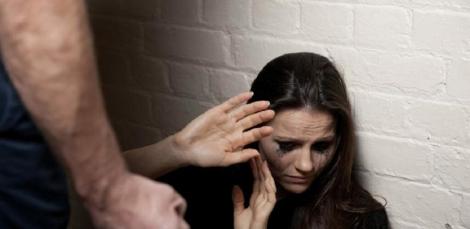 Violența domestică: Iohannis a promulgat legea prin care încălcarea măsurilor dispuse prin ordinul de protecţie e pedepsită cu închisoare de la 6 luni la 5 ani