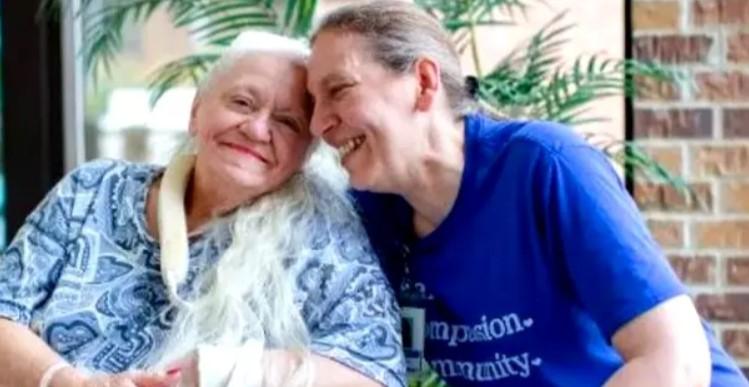 Poveste înduioșătoare! Două surori care nu s-au văzut de peste 50 de ani, reunite de COVID-19