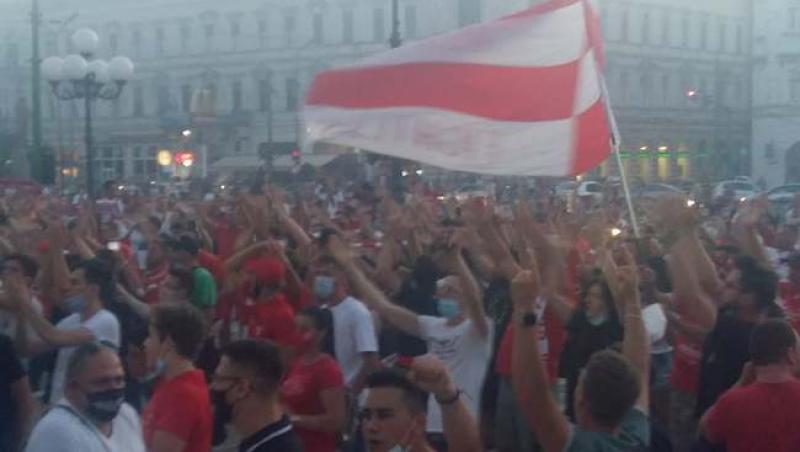 Sute de oameni sărbătoresc în fața Primăriei din Arad promovarea echipei UTA în Liga 1