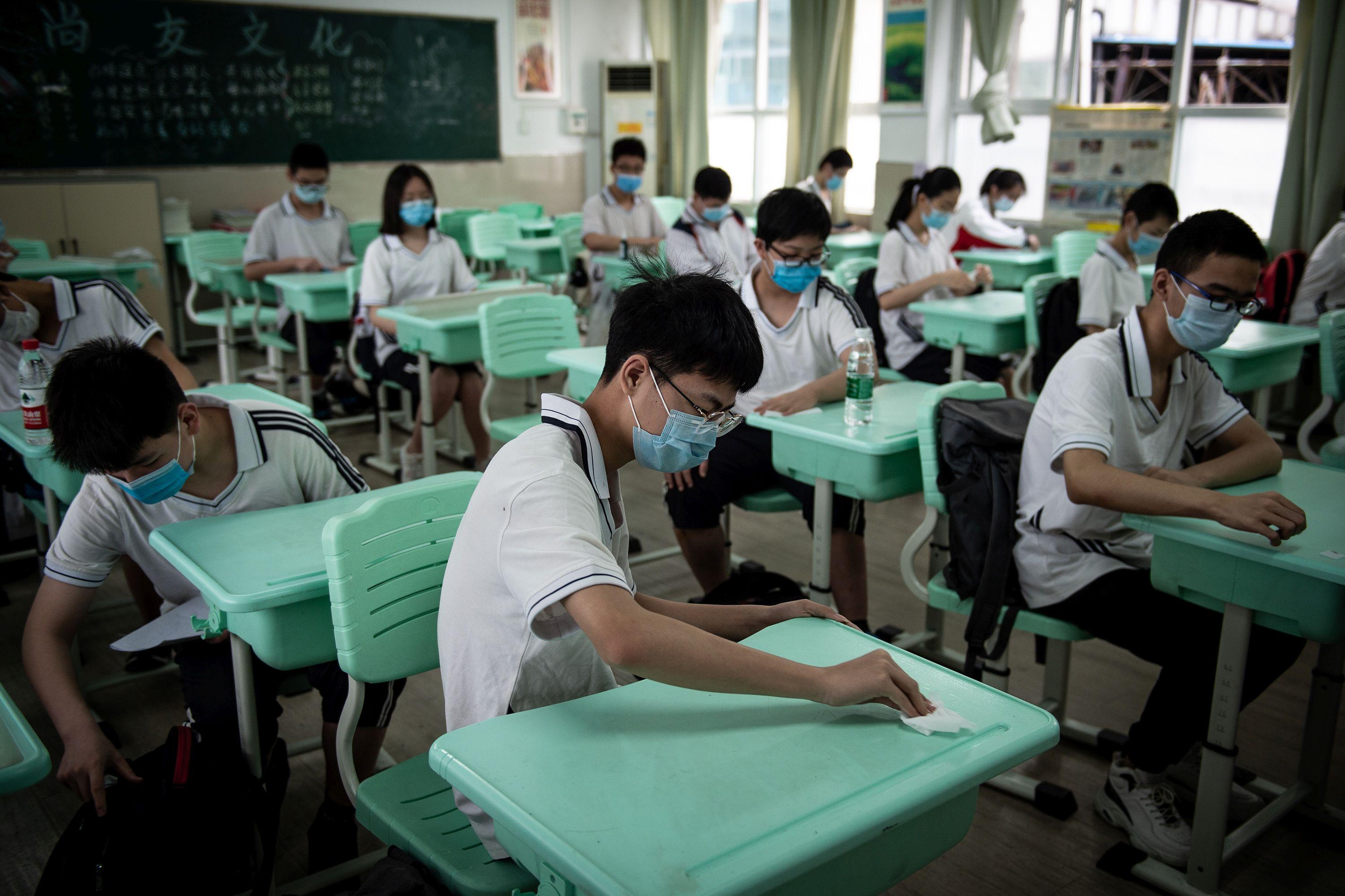 Elevii vor avea tablete gratis pentru școala online! Guvernul va aloca 100.000.000 de euro pentru a ajuta copiii