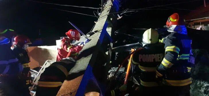 Viteza le-a adus sf&acirc;rșitul! Doi minori de 15 ani și-au pierdut viața, iar alte trei persoane au fost rănite grav după ce mașina &icirc;n care se aflau s-a izbit violent de un st&acirc;lp