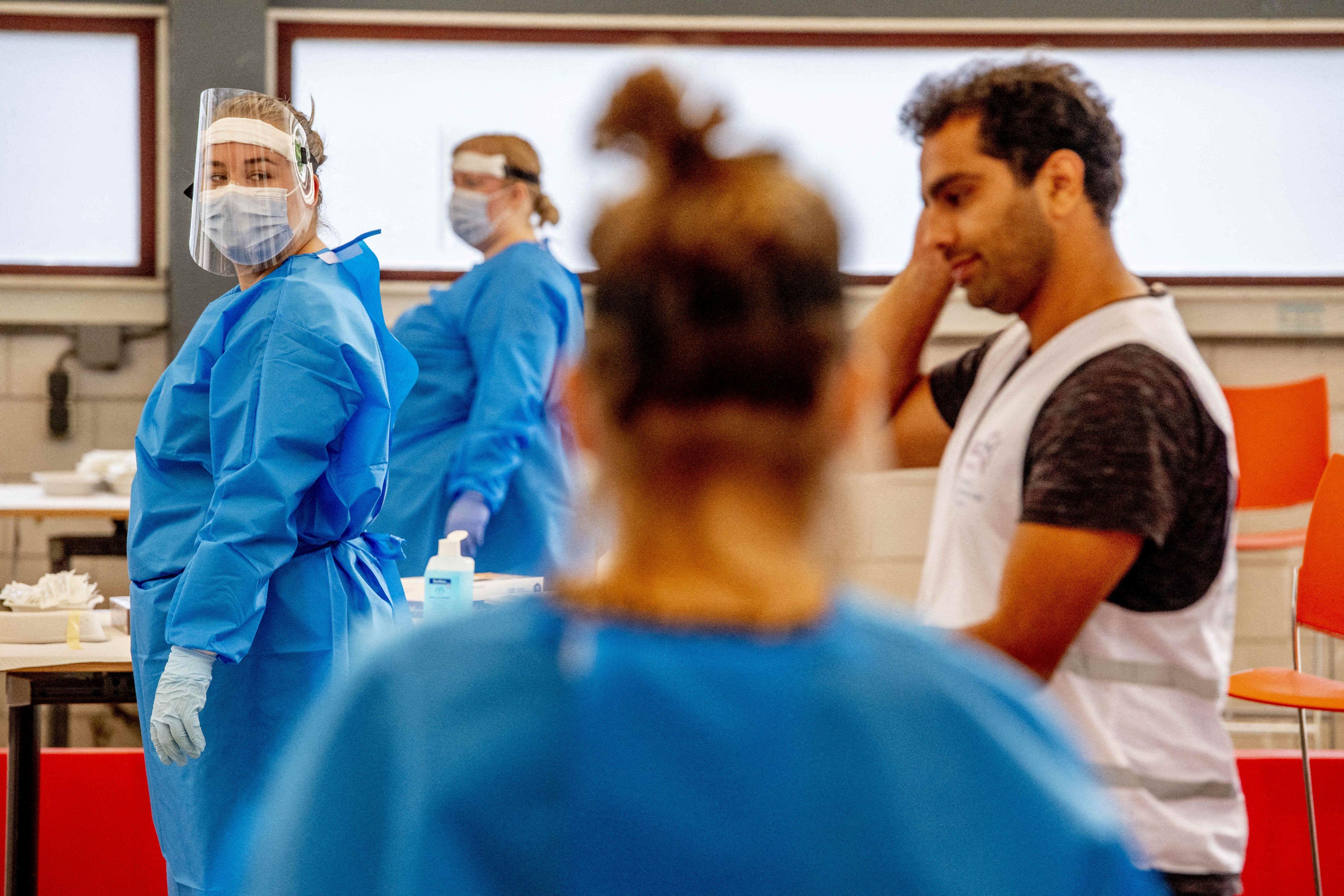 Numărul de cazuri de coronavirus răm&acirc;ne ridicat &icirc;n București. Care sunt județele care au raportat cele mai puține infecții cu COVID-19