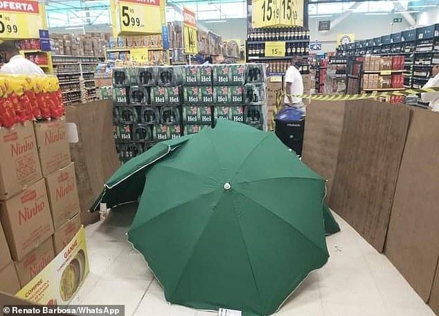 Un mort, ținut în hipermarket, acoperit cu umbrele și cutii! Clienții care l-au văzut au suferit un șoc! „Cerem scuze familiei!” - Foto