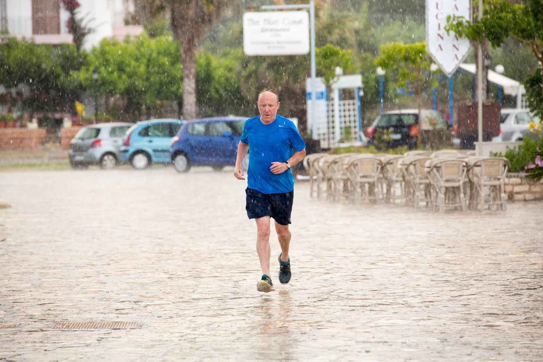 Jumătate din țară, măturată de furtuni și ploi torențiale. Meteorologii, anunț de ultim moment: Ce se &icirc;nt&acirc;mplă cu vremea &icirc;n următoarele ore