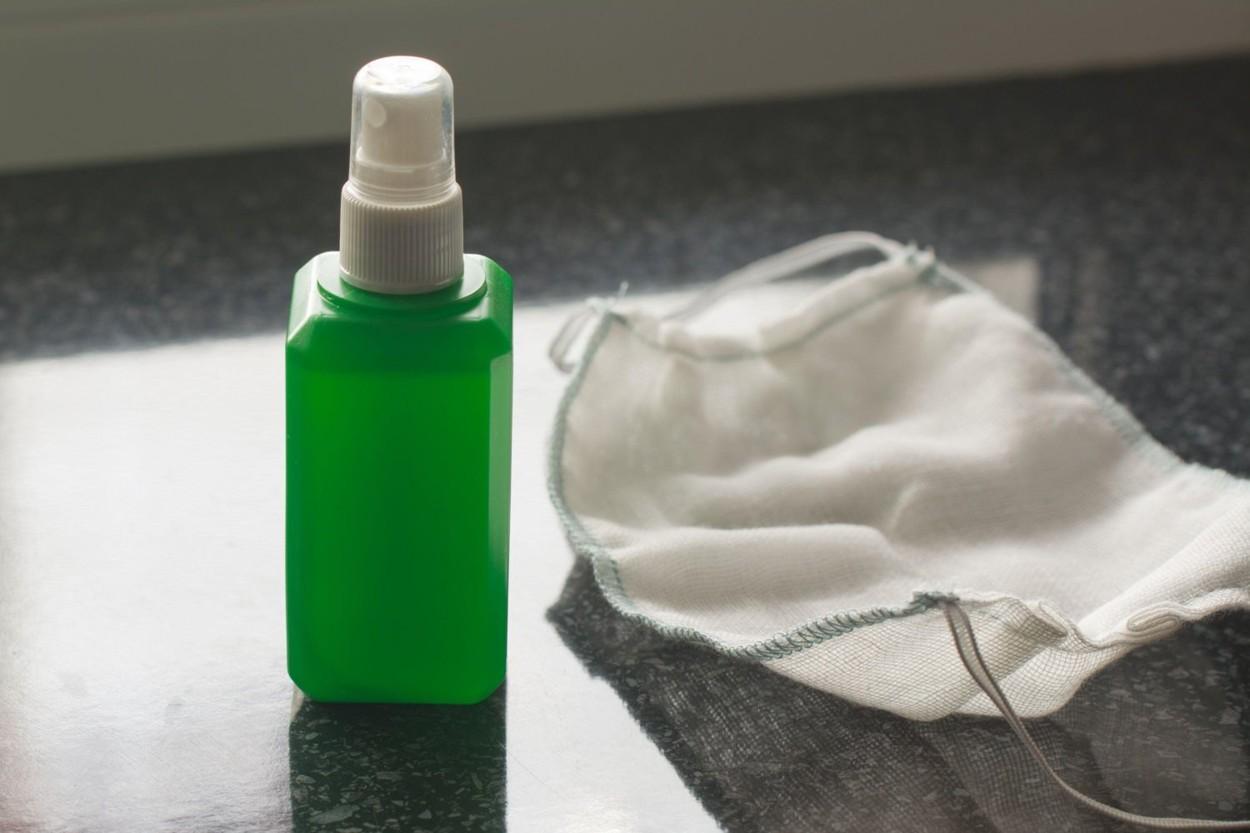 Alertă, de la Protecția Consumatorului! Dezinfectanți contrafăcuți și măști de protecție neconforme, &icirc;n Rom&acirc;nia! Cum le poți depista