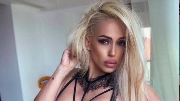 Anda Adam, criticată dur de fani după ce a pozat &icirc;ntr-un costum de baie prea mic: &bdquo;Ce exemplu le dai copiilor tăi?&rdquo;. Răspunsul vedetei | Foto