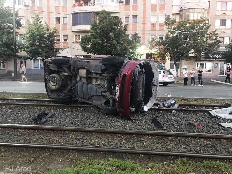 Accident tragic, &icirc;n Arad! Un t&acirc;năr de 19 ani a murit, după ce microbuzul pe care &icirc;l conducea s-a izbit &icirc;ntr-un st&acirc;lp și s-a răsturnat! FOTO