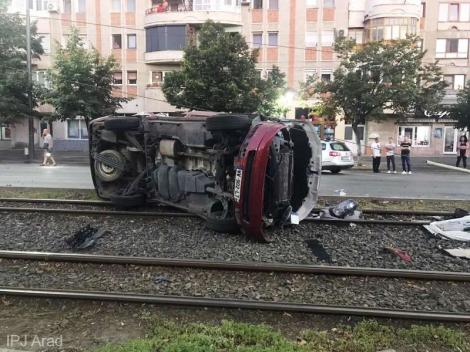 Accident tragic, în Arad! Un tânăr de 19 ani a murit, după ce microbuzul pe care îl conducea s-a izbit într-un stâlp și s-a răsturnat! FOTO