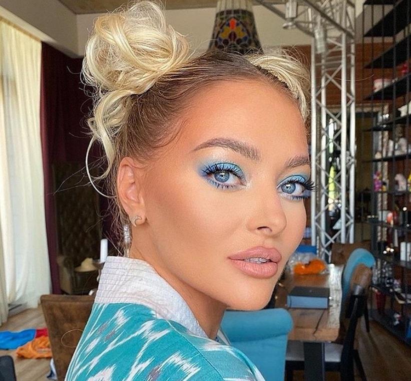 Delia i-a lăsat mască pe fani, pe Instagram! Ce obiect ține vedeta pe canapea: &bdquo;Leșin, at&acirc;t pot să văd acum&rdquo;