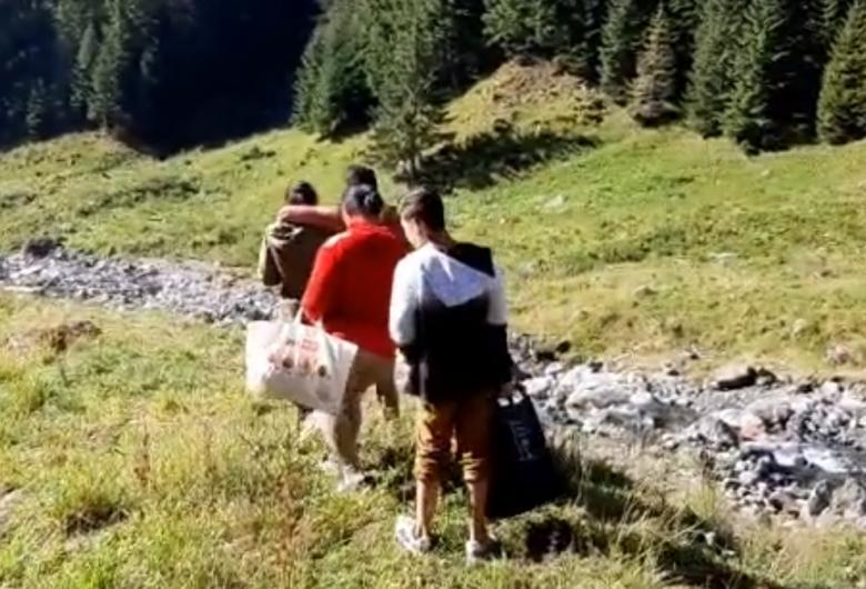 Un bărbat a urcat cu prietenii pe Vf. Moldoveanu cu bagaje și boxă din care răsună manele. Reacția Salvamontului: &rdquo;Să nu vă mirați c&acirc;nd situații penibile sf&acirc;rșesc ur&acirc;t&rdquo;