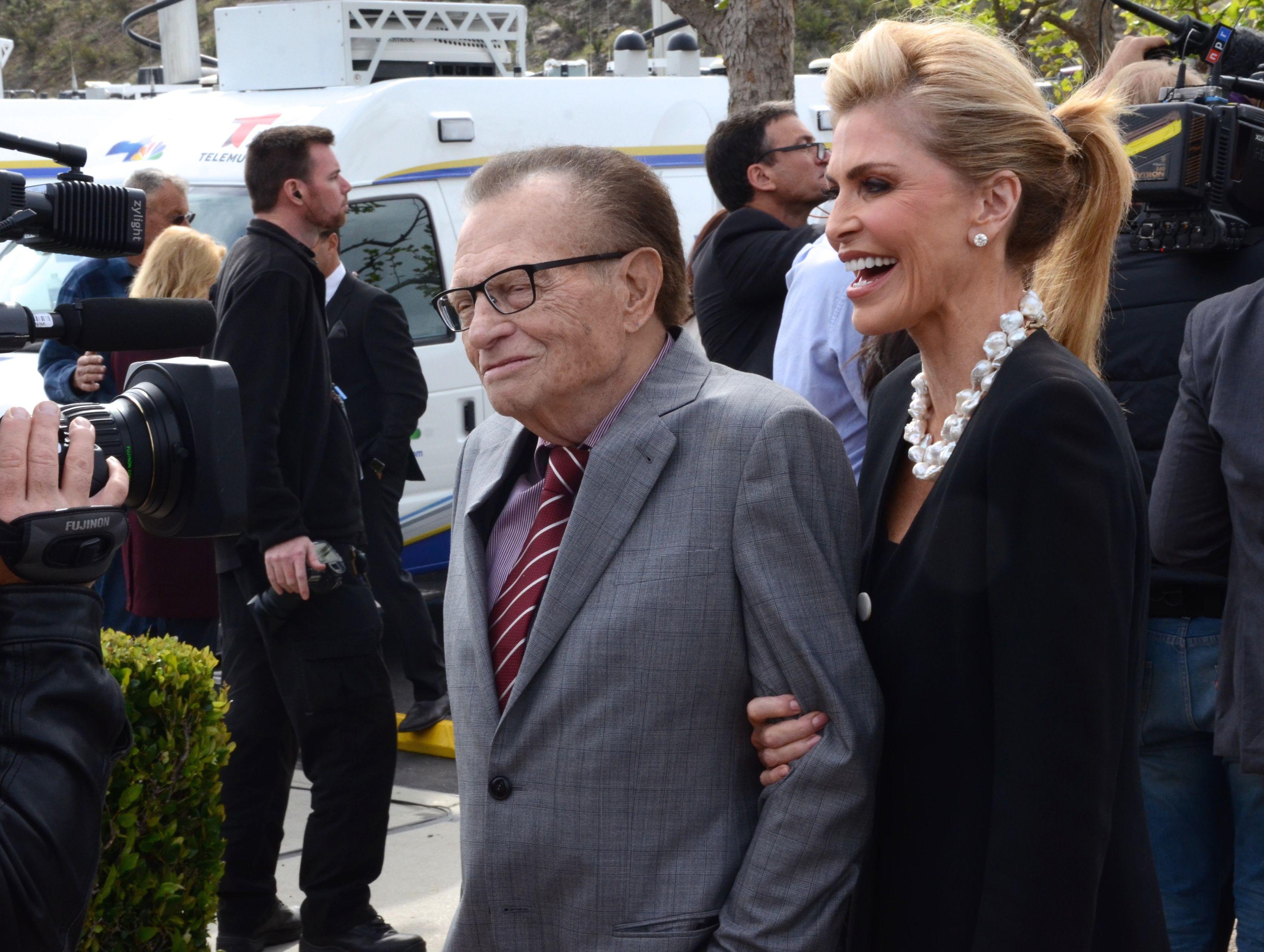 Larry King și-a pierdut doi copii, &icirc;n trei săptăm&acirc;ni. Prezentatorul, sf&acirc;șiat de durere:&rdquo;Niciun părinte nu ar trebui să &icirc;și &icirc;ngroape copilul!&rdquo;