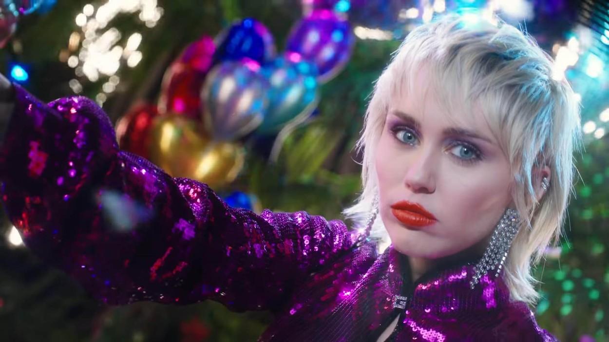 Miley Cyrus, &icirc;ngenuncheată de durere. Anunțul sf&acirc;șietor făcut pe Instagram: &rdquo;Bunica mea a murit, dar nu o voi uita niciodată!&rdquo;