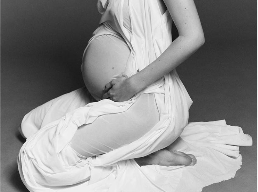 &bdquo;Cu un &icirc;ngeraș &icirc;n cuptor&rdquo; Imagini WOW cu cea mai frumoasă viitoare mămică din showbiz