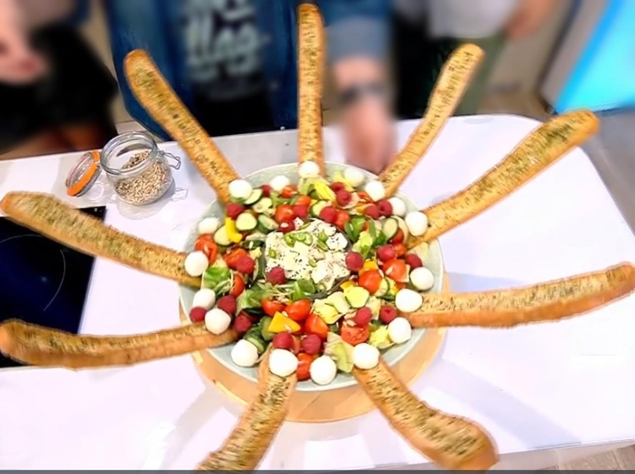 Salată de legume cu brânzeturi și dressing fructat