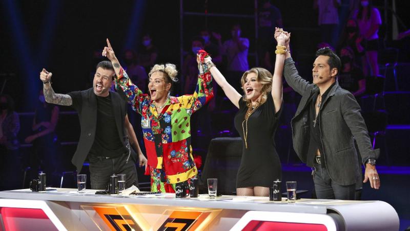 Râzi cu lacrimi! Florin Ristei și Ștefan Bănică Jr. s-au transformat în Loredana și Delia. Uite cum arată jurații de la X Factor | Foto