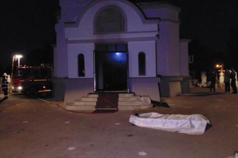 Incident macabru la Brăila, după ce o biserică a luat foc. Sicriul unei persoane decedate și masa pe care se afla s-au făcut scrum