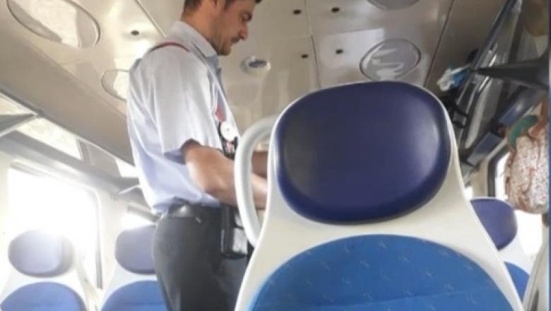 Controlor de tren pe ruta București-Constanța, fără mască, susține că virusul nu există. - De ce purtăm masca? - O purtăm &rdquo;de proşti&rdquo;!