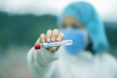 O femeie din România s-a vindecat de coronavirus în două zile. Cazul, investigat de autorități:” Trebuie să aflăm cu exactitate ce s-a întâmplat!”