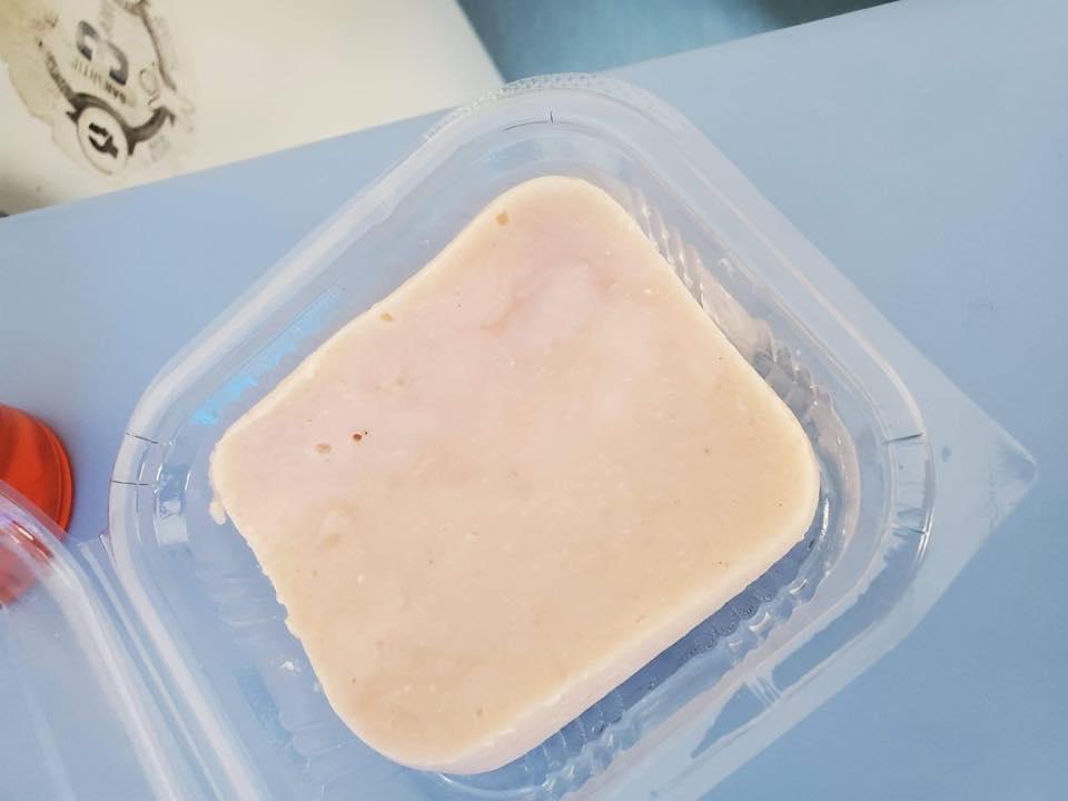 Cum arată m&acirc;ncarea primită de bolnavii COVID-19. Un comisar OPC, revoltat: Bugetul zilnic este de 10 lei: &bdquo;Efortul medicilor, umbrit de produse neconforme&rdquo;