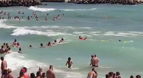 Eroi la Eforie. Turiștii de pe plajă au salvat trei salvamari, care intraseră să scoată un bărbat băut din mare - Video