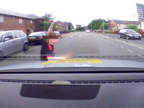 Copil lovit de mașină, sub ochii familiei. Rudele l-au luat la bătaie pe șoferul vinovat și a agresat echipajul medical: "Băiețelul e &icirc;n comă"