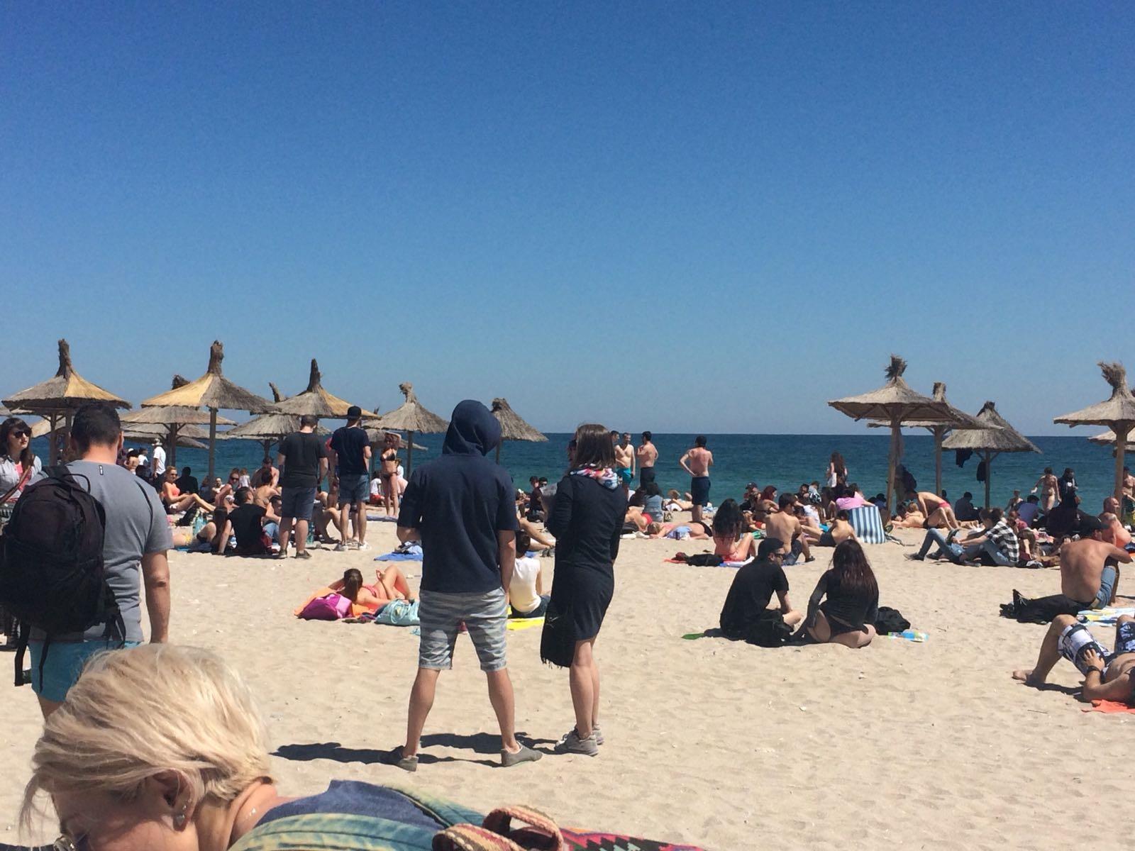 Situație revoltătoare &icirc;n Vaslui. Zeci de tineri suspecți de COVID-19 au plecat la mare după un majorat. Mulți dintre ei prezintă simptome&nbsp;