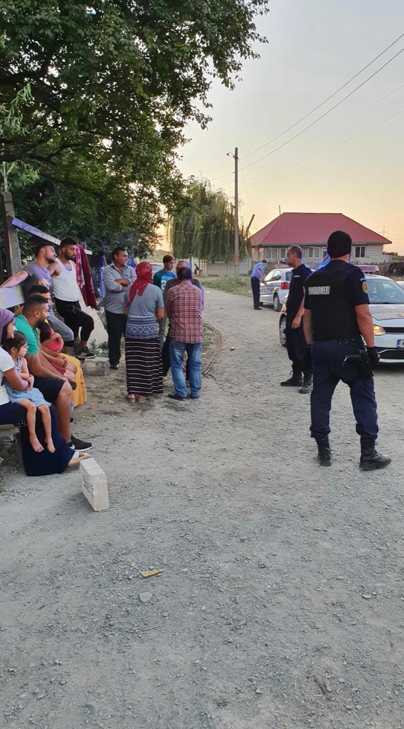 Scandal la care au participat aproximativ o sută de persoane, &icirc;n Feteşti/ Conflictul a fost aplanat de jandarmi şi poliţişti, nefiind persoane rănite