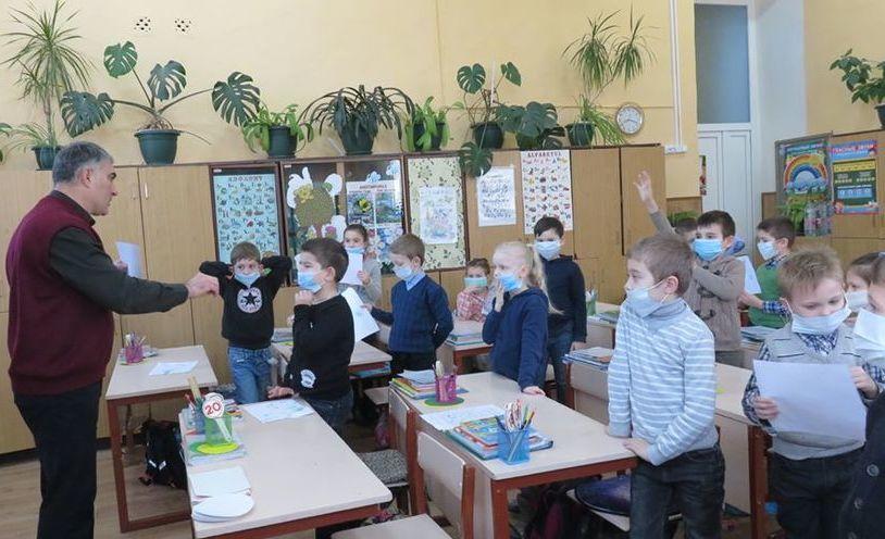 Elevii din 50 de localități nu vor merge la școală din toamnă. Unde se va aplica scenariul roșu, cu ore online