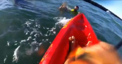 Adolescentă salvată cu greu din mare. Momentul dramatic a fost surprins de o cameră montată pe casca salvamarului - Video