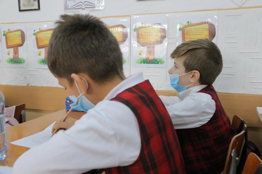 Elevii care se &icirc;ntorc la școală vor fi obligați să poarte mască de protecție. Informația a fost confirmată de autorități