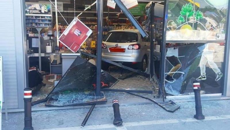 O femeie de 77 de ani a intrat cu mașina într-un magazin din Ciolpani