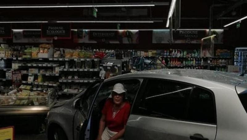O femeie de 77 de ani a intrat cu mașina într-un magazin din Ciolpani
