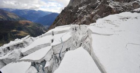Fenomen uluitor în Italia. O porţiune dintr-un gheţar din Mont Blanc e pe punctul să se rupă din cauza căldurii - Foto