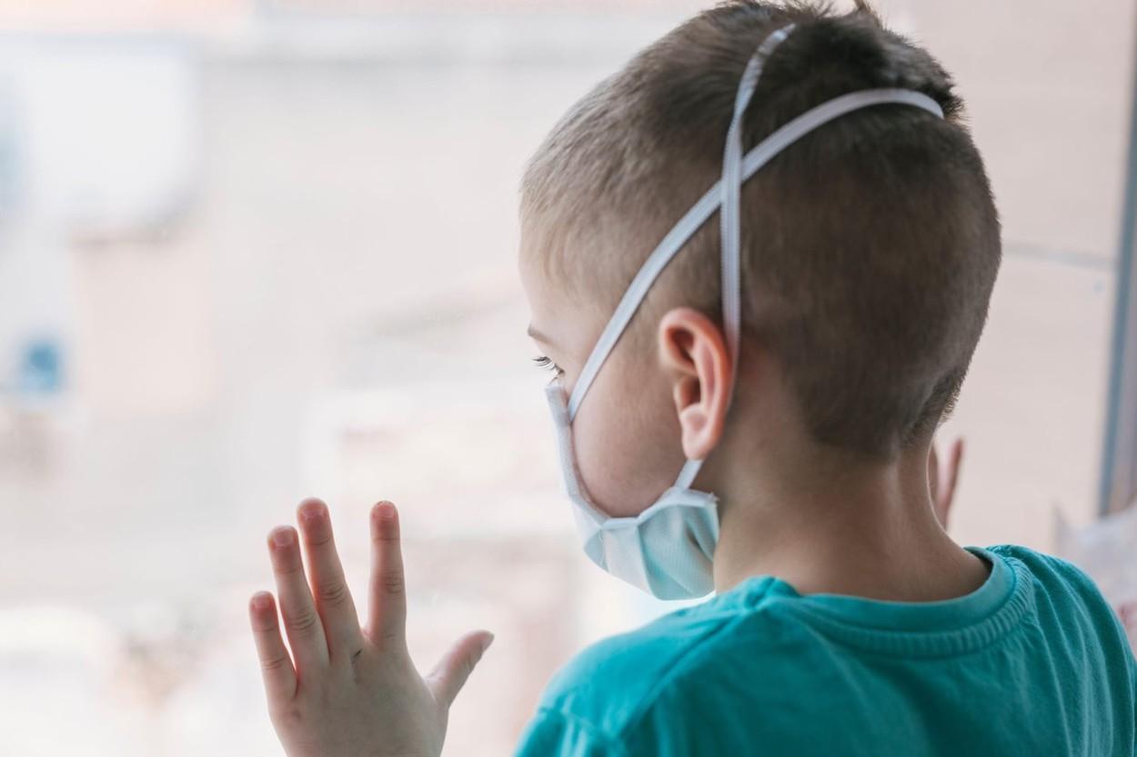 &bdquo;Pl&acirc;ngeau de foame și de sete și nu &icirc;nțelegeau ce li se &icirc;nt&acirc;mplă&rdquo;. Trei copii cu COVID-19, experiență traumatizantă! Cum au fost plimbați cu microbuze SMURD