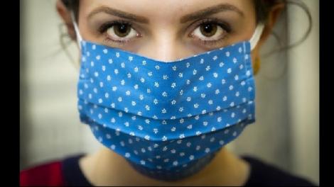 Cum ar trebui, de fapt, să fie purtată masca de protecție împotriva COVID-19. Expert în pneumologie: ”Pauzele sunt foarte importante!”
