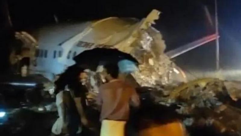 Accident aviatic dramatic în India. O aeronavă la bordul căreia se aflau 191 de persoane s-a rupt în două. Sunt zeci de victime