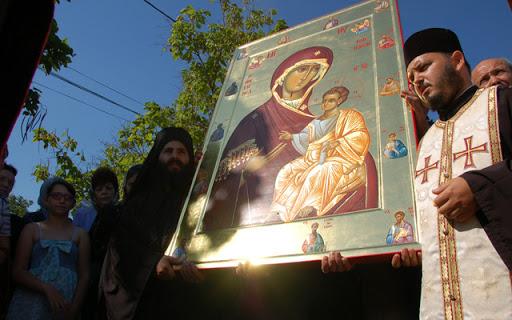 Adormirea Maicii Domnului, reguli impuse pe 15 august. Credincioşii se vor &icirc;nchina la icoana făcătoare de minuni de la distanţă de 1,5 metri