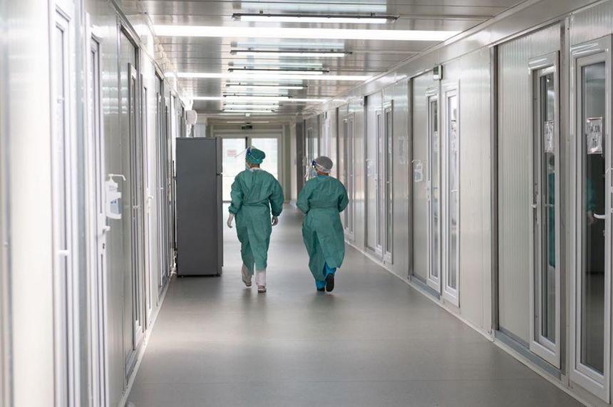 O t&acirc;nără &icirc;nsărcinată, infectată cu noul coronavirus, a murit la Spitalul din Alba Iulia. Mama ei a decedat &icirc;n urmă cu o săptăm&acirc;nă