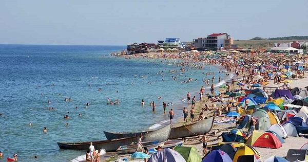 Zeci de tineri aflați la mare, trimiși urgent acasă după ce unul a fost confirmat cu coronavirus! Pe unde s-au plimbat tinerii!