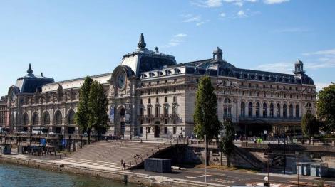 Musée d'Orsay din Paris i-a interzis unei femei accesul din cauza decolteului