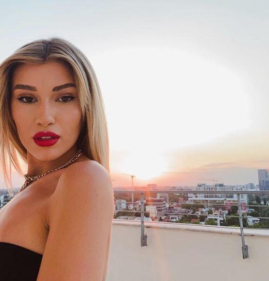 Alina Eremia, sexy &icirc;ntr-un costum de baie minuscul. Iată cum s-a afișat artista la plajă