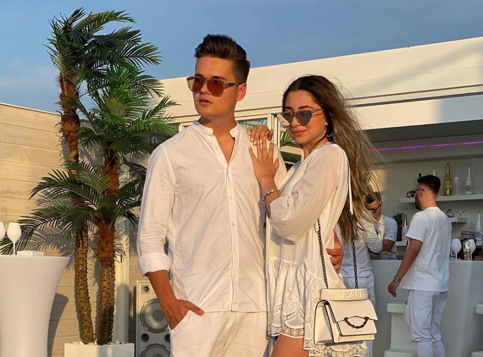 C&acirc;t de bine arată Smaranda &icirc;n costum de baie. Imaginile cu iubita lui Selly care au făcut senzație pe Instagram&nbsp;