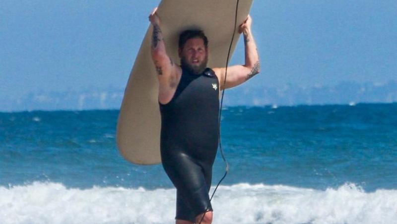 Jonah Hill, în timp ce face surf în Malibu