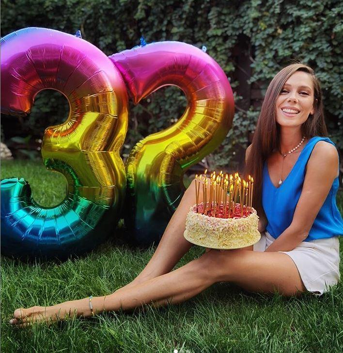 Soția lui Răzvan Fodor, apariție impecabilă &icirc;n costum de baie. Ce descriere a pus prezentatorul la pozele cu ea