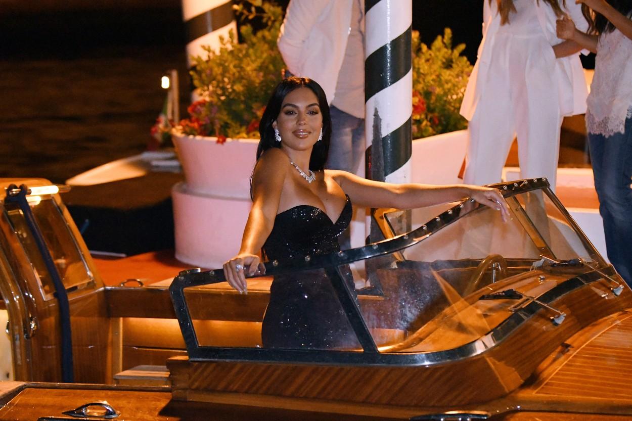 Formele voluptoase care l-au cucerit pe Cristiano Ronaldo. Cum arată iubita lui &icirc;n costum de baie