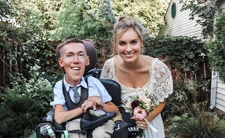 Oamenii cred despre ea că este asistenta lui. Ce mesaje primește zilnic soția acestui t&acirc;năr