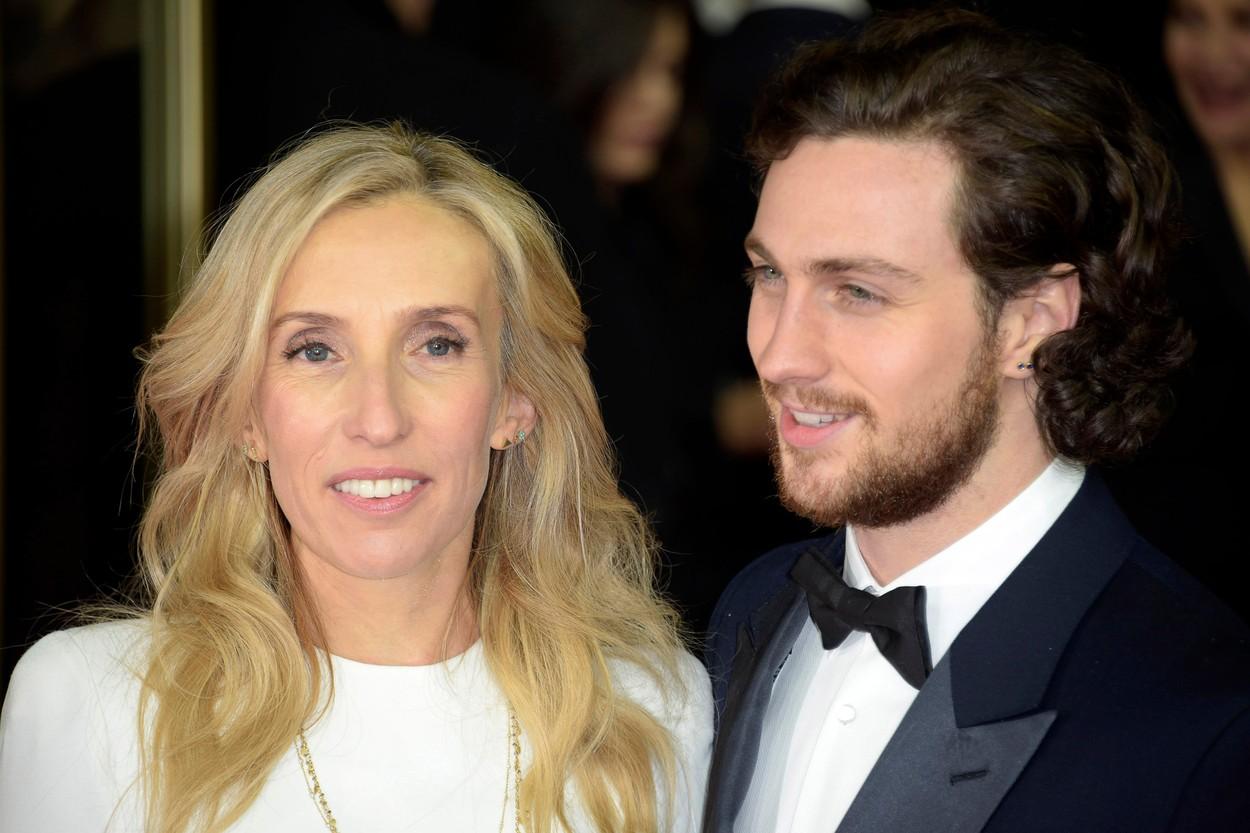 Povestea unuia dintre cele mai controversate cupluri de la Hollywood. Ea are 53 de ani, el 30